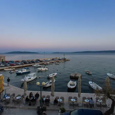 Seafront In Historical Cippico Castle Apartamento