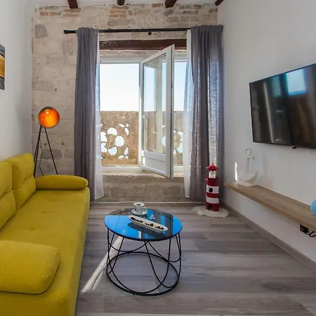 Apartment Seafront In Historical Cippico Castle *