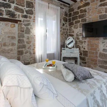Apartment Seafront In Historical Cippico Castle *