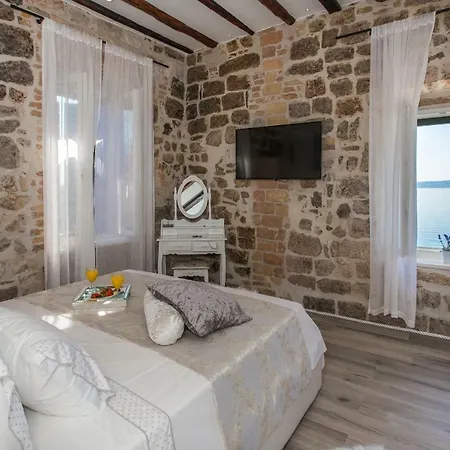 Apartment Seafront In Historical Cippico Castle Kastela