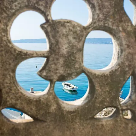 Apartment Seafront In Historical Cippico Castle *