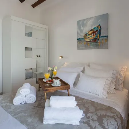 Apartment Seafront In Historical Cippico Castle