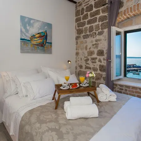 Apartment Seafront In Historical Cippico Castle *
