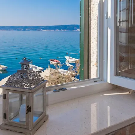Apartment Seafront In Historical Cippico Castle *