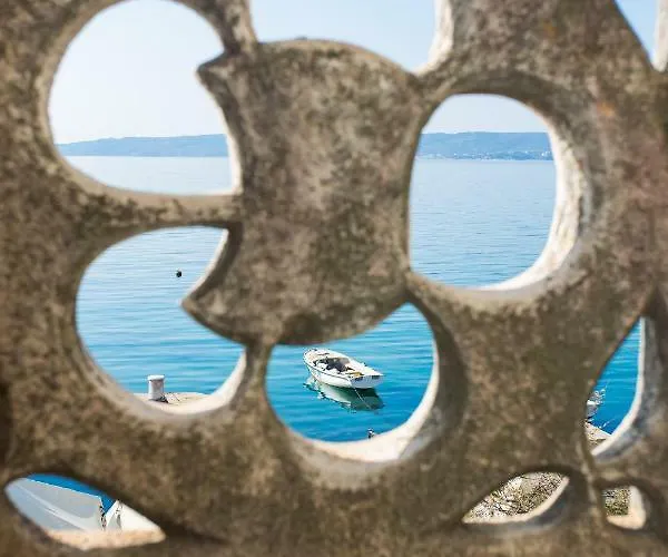 Apartment Seafront In Historical Cippico Castle *